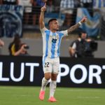 El delantero argentino Lautaro Martínez fue registrado este martes, 25 de junio, al celebrar el gol que le anotó a Chile, durante un partido del grupo A de la Copa América 2024, en el estadio MetLife de East Rutherford (Nueva Jersey, EE.UU.). EFE/Justin Lane