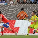 El guardameta chileno Claudio Bravo (d) junto a su compañero Rodrigo Echeverria (i) en acción en un partido de la Copa América 2024. EFE/JUSTIN LANE