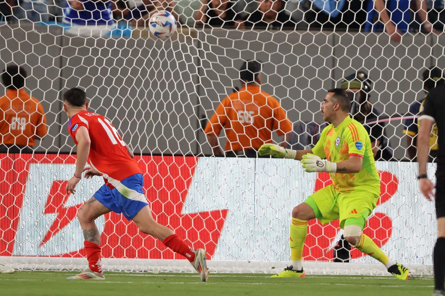 El guardameta chileno Claudio Bravo (d) junto a su compañero Rodrigo Echeverria (i) en acción en un partido de la Copa América 2024. EFE/JUSTIN LANE