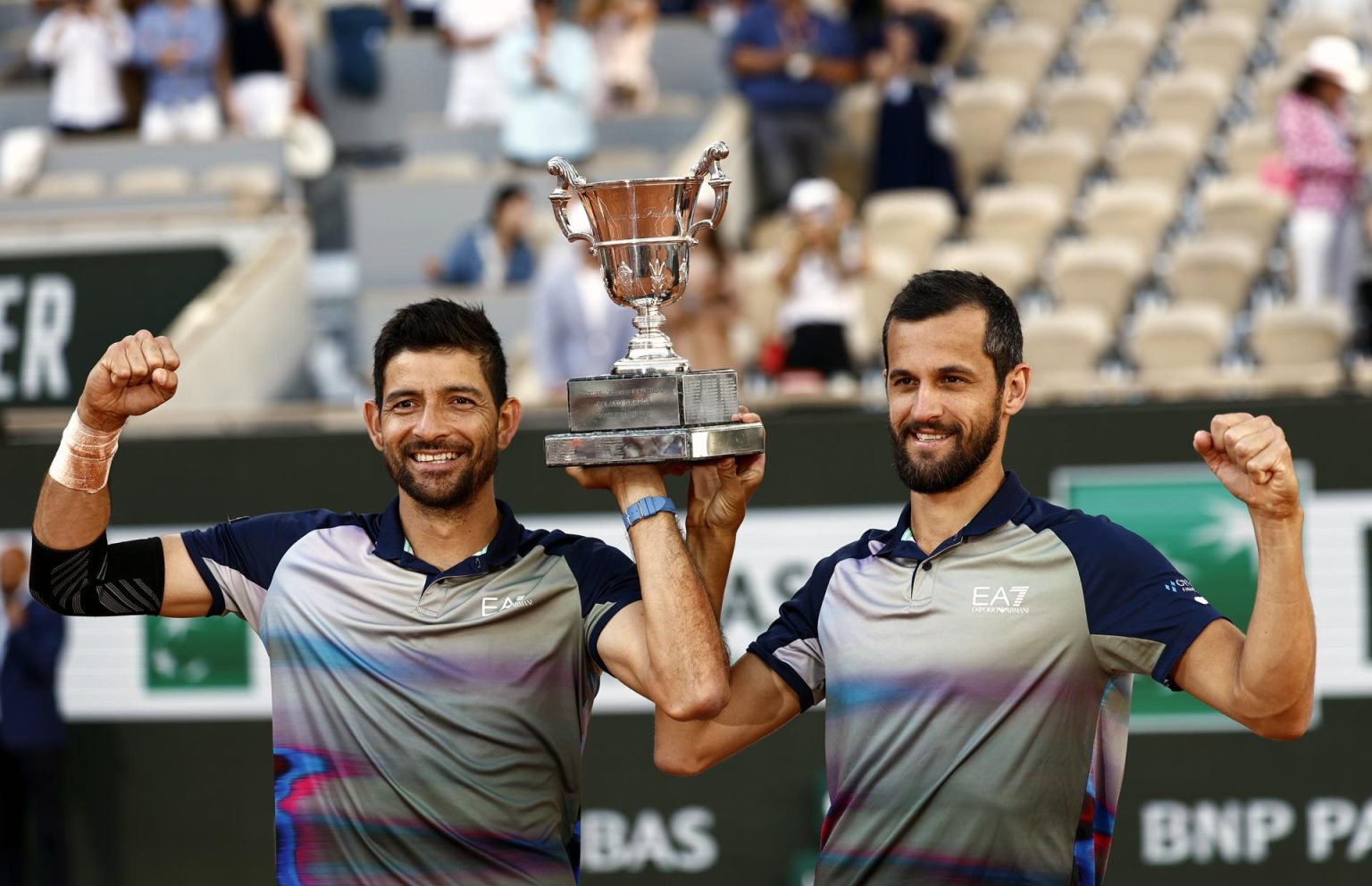 El Salvadoreño Marcelo Arévalo (i) y el croata Mate Pavic levantan el trofeo Jacques-Brugnon en Roland Garros en París. EFE/EPA/MOHAMMED BADRA