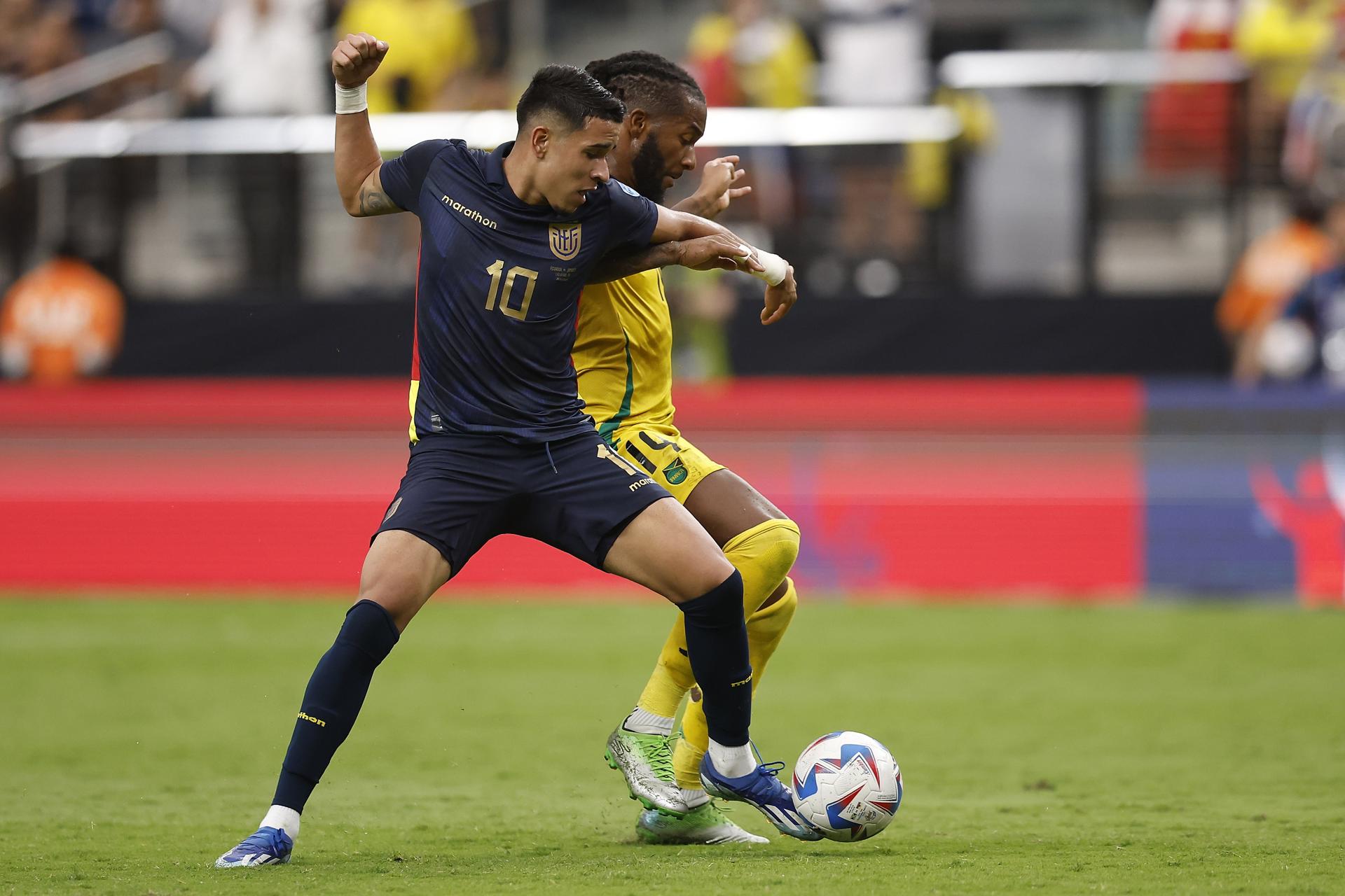 El centrocampista de Ecuador Kendry Paez (i) y el centrocampista de Jamaica Kasey Palmer (d) en la Copa América. EFE/EPA/CAROLINE BREHMAN
