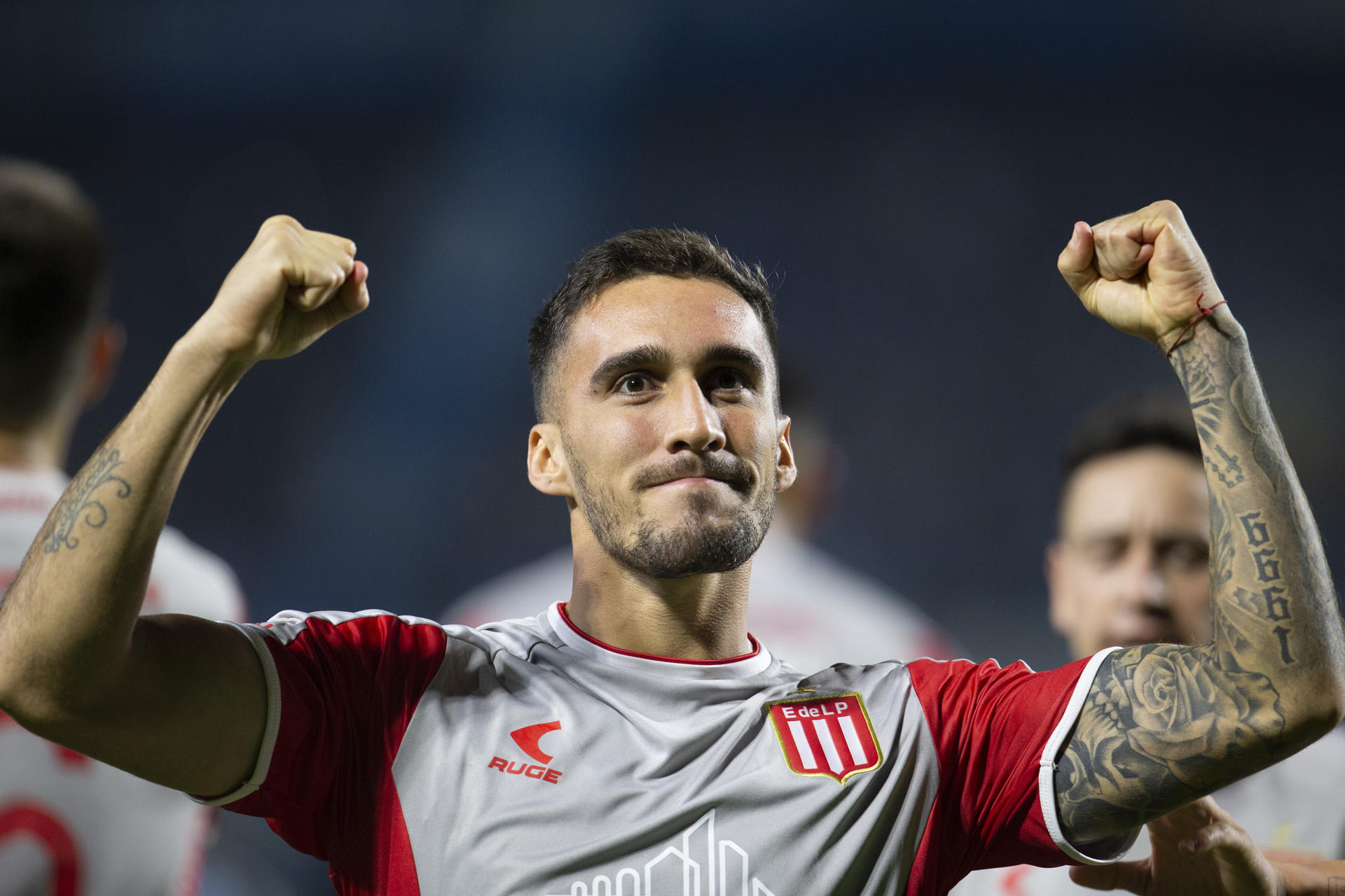 El argentino Mauro Acosta celebra el gol del empate 1-1 de Estudiantes con Gremio en el partido que cerró la fase de grupos de la Copa Libertadores en el estadio Couto Pereira de la ciudad brasileña  de Curitiba. EFE/ Hedeson Alves
