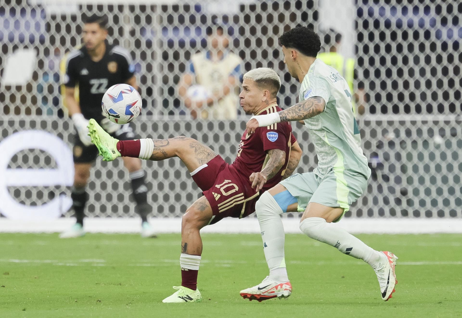 Yeferson Soteldo (i) y Jorge Sánchez (d) de Venezuela batallan por el balón durante Copa América 2024. CENA EFE/EPA/ALLISON
