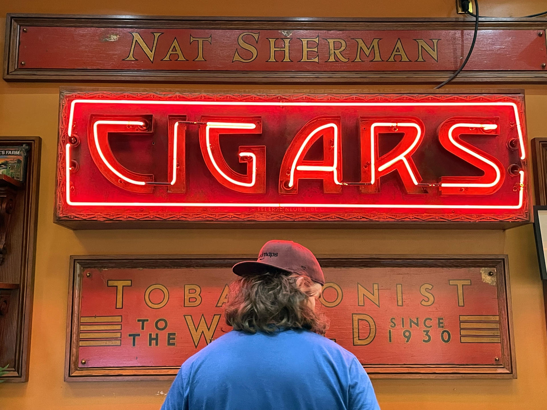 Una persona observa la fachada de una tienda de venta de tabacos, el 29 de mayo de 2024, en Nueva York (EE. UU). EFE/Alicia Sánchez
