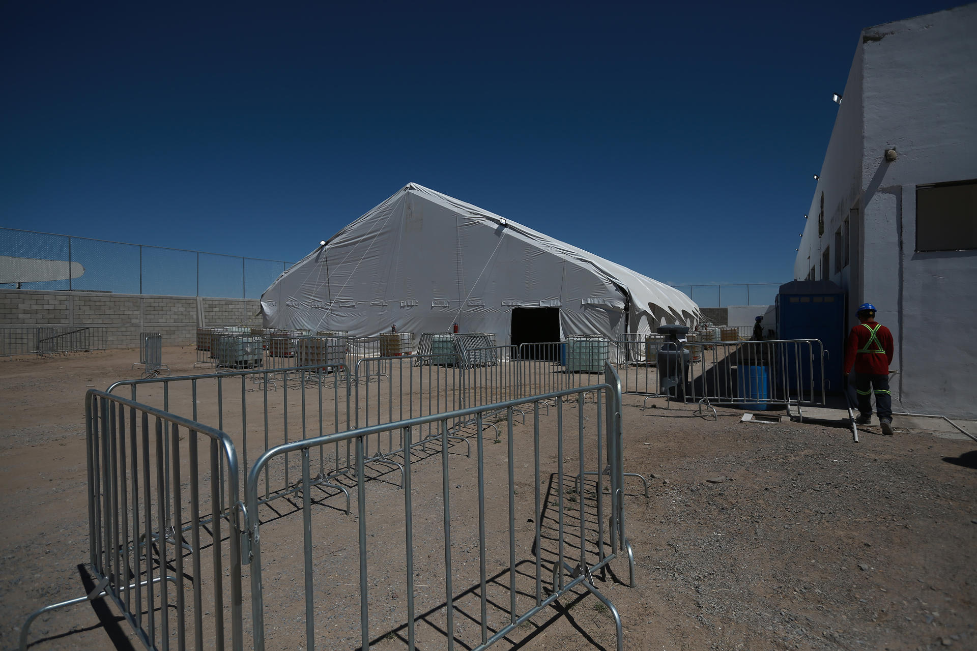 Fotografía de una zona en un centro de detención para migrantes construido con carpas por el Instituto Nacional de Migración (INM), el 7 de junio de 2024, en ciudad Juárez, Chihuahua (México). EFE/ Luis Torres
