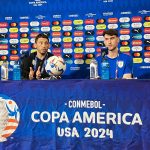 El ayudante técnico de la selección de Uruguay, el chileno Diego Reyes (i), y el jugador Franco Israel, comparecieron a un encuentro con la prensa para hablar del partido con la selección anfitriona de la Copa América que cierra la actividad en grupo C de la Copa América en Kansas City (Misuri). EFE/ Albert Traver MÁXIMA CALIDAD DISPONIBLE