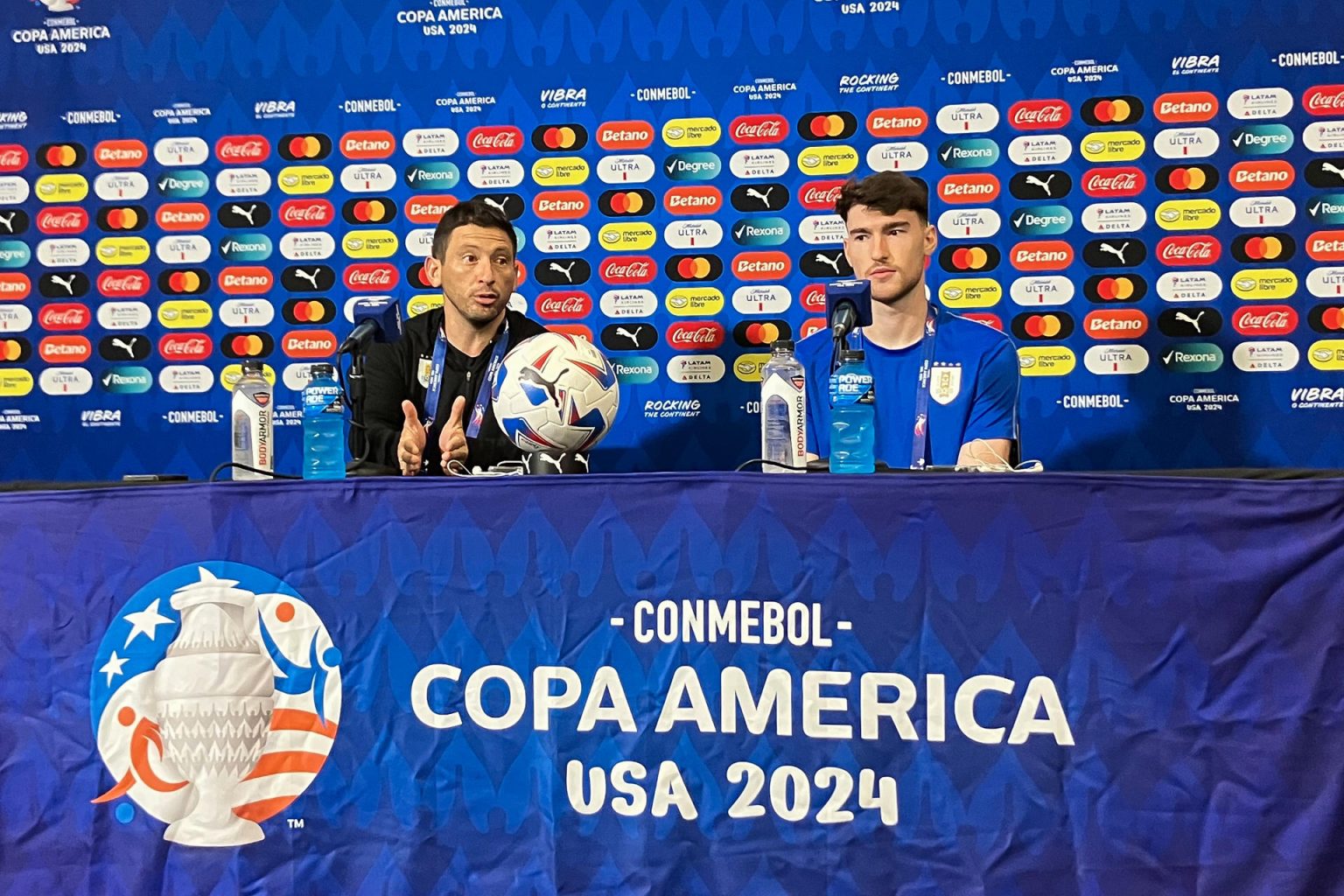 El ayudante técnico de la selección de Uruguay, el chileno Diego Reyes (i), y el jugador Franco Israel, comparecieron a un encuentro con la prensa para hablar del partido con la selección anfitriona de la Copa América que cierra la actividad en grupo C de la Copa América en Kansas City (Misuri). EFE/ Albert Traver MÁXIMA CALIDAD DISPONIBLE