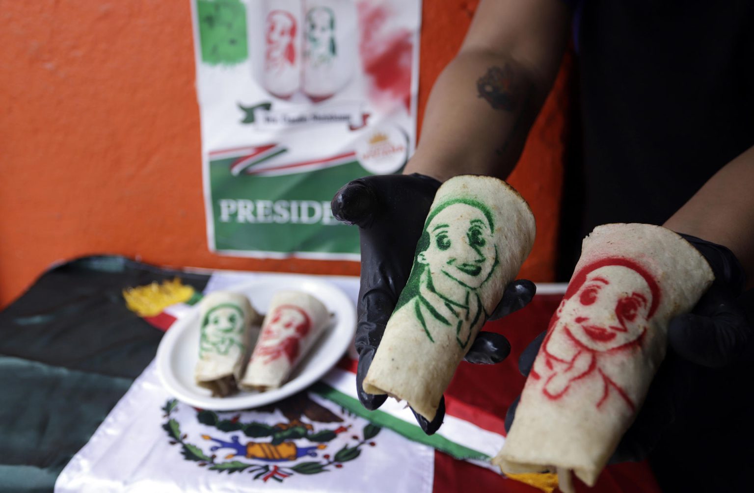 Fotografía donde se observa la imagen impresa en tortillas de la oficialista Claudia Sheinbaum, ganadora de la elecciones presidenciales en México, el 7 de junio de 2024, en el estado de Puebla (México).  EFE/ Hilda Ríos