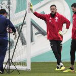 Fotografía de archivo de un entrenamiento de los porteros de la selección chilena, el legendario Claudio Bravo (c), y el suplente Gabriel Arias (d), quien el 29 de junio emergió como titular en el último partido de la fase de grupos, de la Copa América de Estados Unidos que la Roja igualó sin goles con Canadá en Orlando. Cuando se habla de un relevo generacional en la plantilla también se discute quién será el sucesor de Bravo, y Arias aparece al frente. EFE/ Elvis González.