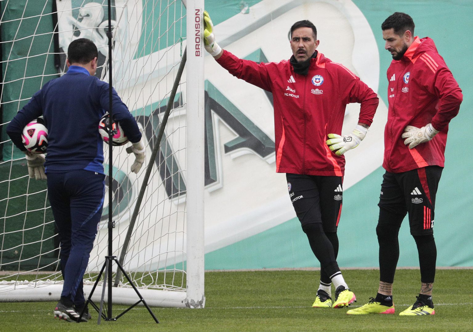 Fotografía de archivo de un entrenamiento de los porteros de la selección chilena, el legendario Claudio Bravo (c), y el suplente Gabriel Arias (d), quien el 29 de junio emergió como titular en el último partido de la fase de grupos, de la Copa América de Estados Unidos que la Roja igualó sin goles con Canadá en Orlando. Cuando se habla de un relevo generacional en la plantilla también se discute quién será el sucesor de Bravo, y Arias aparece al frente. EFE/ Elvis González.