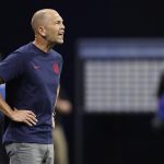 Fotografía de archivo del seleccionador de Estados Unidos, Gregg Berhalter, quien este domingo analizó los riesgos de equipo en el partido del lunes con Uruguay que decidirá su clasificación o no a los cuartos de final de la Copa América en Kansas CiTY. EFE/EPA/Erik S. Lesser