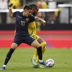 El centrocampista de Ecuador Kendry Paez (i) y el centrocampista de Jamaica Kasey Palmer (d) en la Copa América 2024. EFE/EPA/CAROLINE BREHMAN