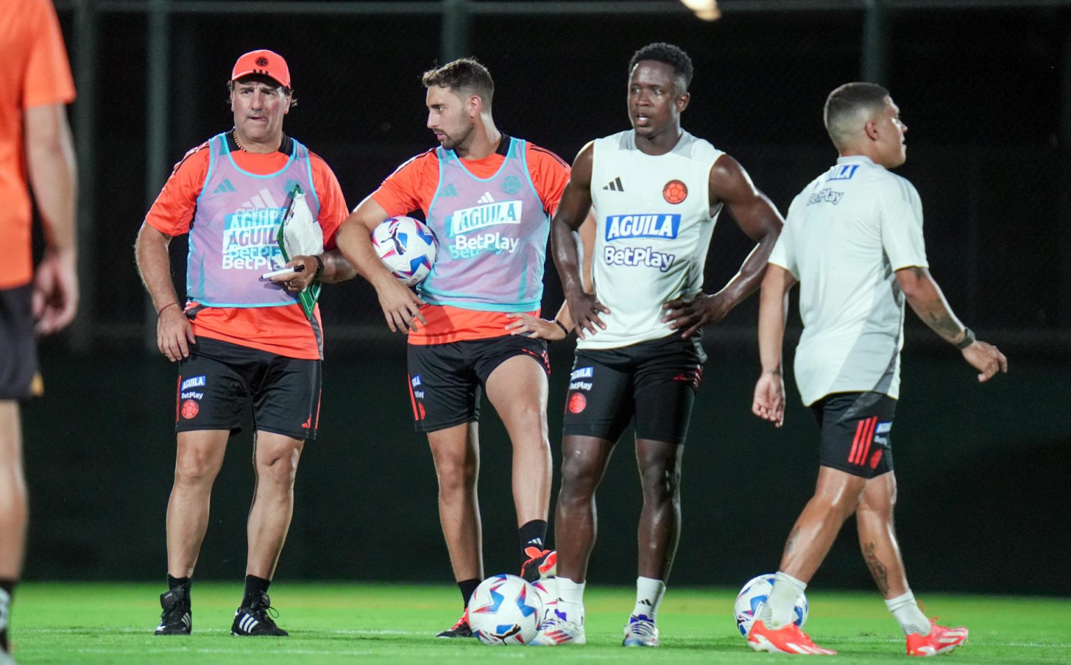 Fotografía cedida por la Federación Colombiana de Fútbol (FCF) del seleccionador de Colombia Néstor Lorenzo (i) durante un entrenamiento en Glendale (Az, EE.UU.). EFE/ FCF/Solo uso editorial