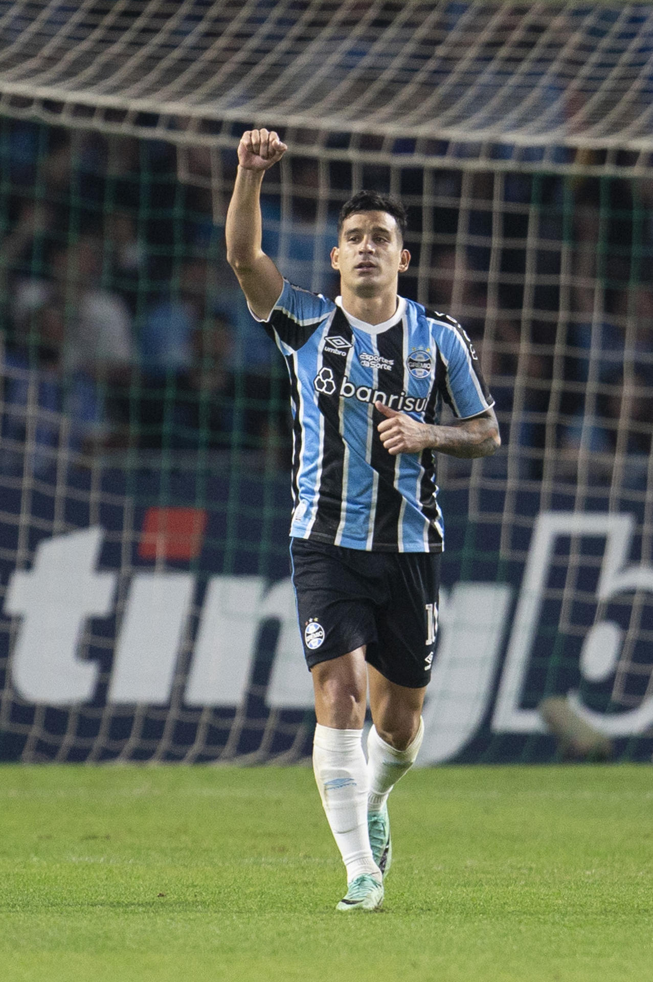 El centrocampista  argentino nacionalizado paraguayo de Gremio, Franco Cristaldo, celebra el golazo anotado este sábado en el empate 1-1 con Estudiantes de La Plata que puso fin a la fase de grupos de la Copa Libertadores en el estadio Couto Pereira en la ciudad brasileña de Curitiba. EFE/ Hedeson Alves