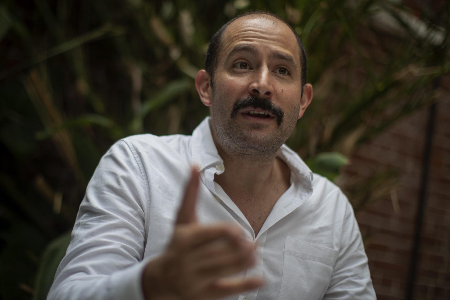 El escritor y periodista mexicano, Pablo Majluf, habla durante una entrevista con EFE, el 6 de junio de 2024 en la Ciudad de México (México). EFE/ Isaac Esquivel