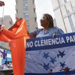 Una mujer sostiene una pancarta que pide "No clemencia al expresidente hondureño Juan Orlando Hernández" este miércoles, frente al tribunal federal de Manhattan en Nueva York (EE.UU.). EFE/ Ángel Colmenares