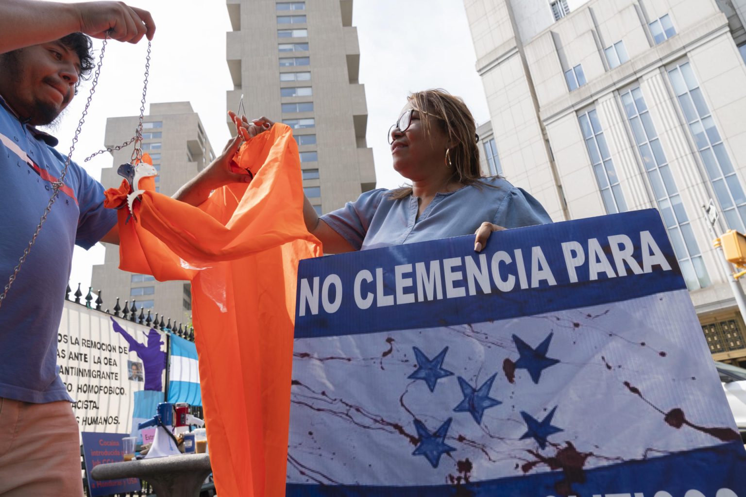 Una mujer sostiene una pancarta que pide "No clemencia al expresidente hondureño Juan Orlando Hernández" este miércoles, frente al tribunal federal de Manhattan en Nueva York (EE.UU.). EFE/ Ángel Colmenares