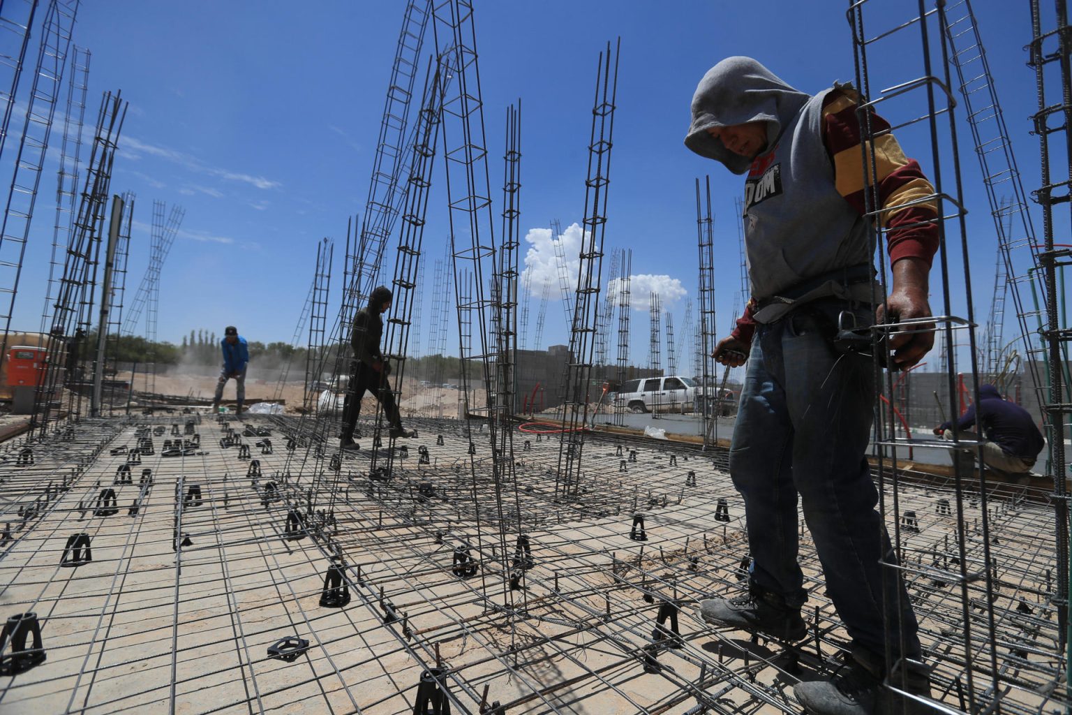 Obreros trabajan en una construcción, en Ciudad Juárez (México). Imagen de archivo. EFE/Luis Torres