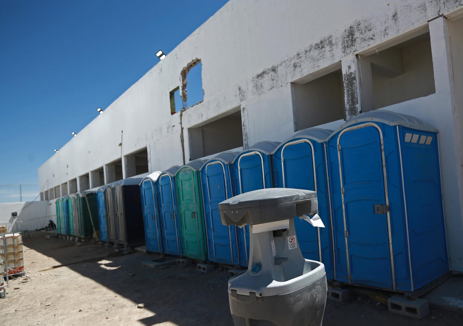 Fotografía de una zona en un centro de detención para migrantes construido con carpas por el Instituto Nacional de Migración (INM), el 7 de junio de 2024, en ciudad Juárez, Chihuahua (México).  EFE/ Luis Torres