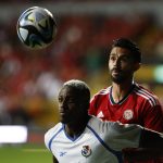 Imagen de archivo del central Giancarlo González (d) en un partido de la selección de Panamá contra la de Costa Rica quien este miércoles, a un día de enfrentar en Atlanta a la selección de Estados Unidos en partido de la segunda jornada de la fase de grupos de la Copa América, admitió que la defensa de su equipo padece problemas en jugadas aéreas. EFE/ Jeffrey Arguedas