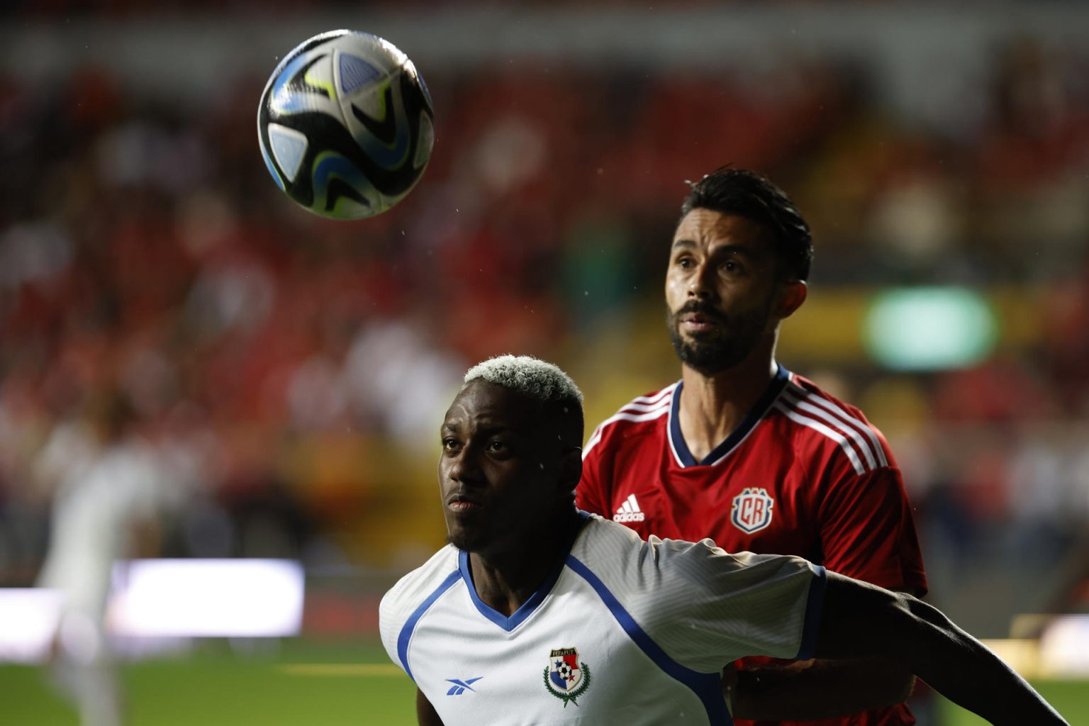 Imagen de archivo del central Giancarlo González (d) en un partido de la selección de Panamá contra la de Costa Rica quien este miércoles, a un día de enfrentar en Atlanta a la selección de Estados Unidos en partido de la segunda jornada de la fase de grupos de la Copa América, admitió que la defensa de su equipo padece problemas en jugadas aéreas. EFE/ Jeffrey Arguedas