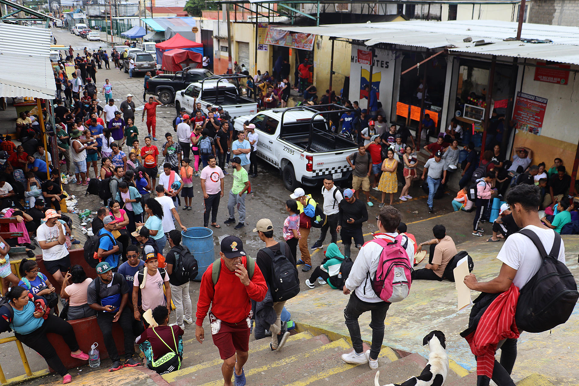 Migrantes permanecen en las inmediaciones del río Suchiate este miércoles, en la ciudad de Tapachula en el estado de Chiapas (México). EFE/ Juan Manuel Blanco
