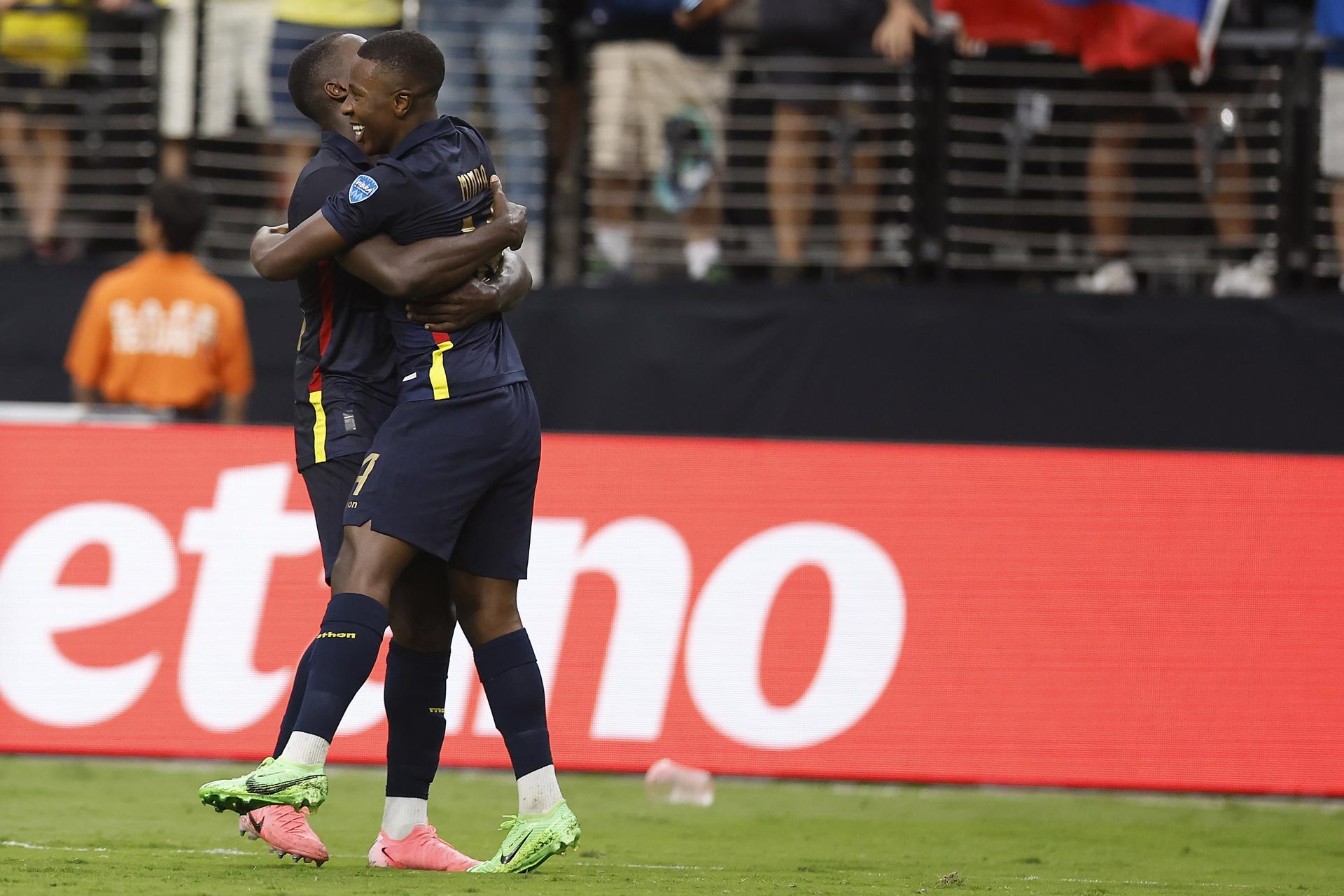 El atacante ecuatoriano Alan Minda (i) fue registrado este miércoles, 26 de junio, al celebrar un gol que le anotó a Jamaica, durante un partido del grupo B de la Copa América 2024, en el estadio Allegiant de Las Vegas (Nevada, EE.UU.). EFE/Caroline Brehman
