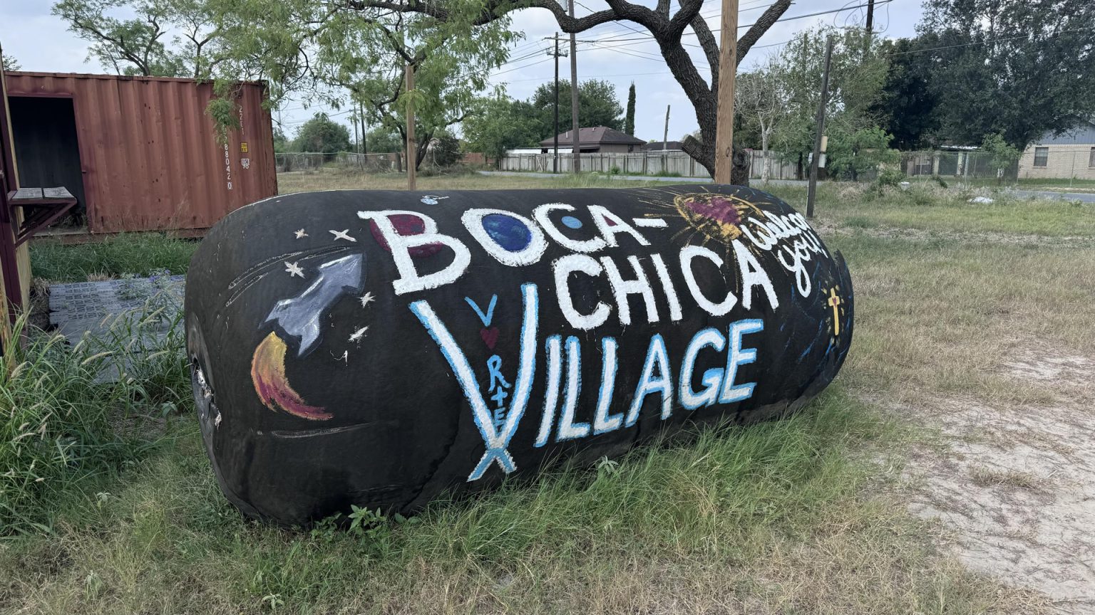 Fotografía que muestra un cilindro con el nombre Boca Chica Village el 7 de junio de 2024 en Starbase (EE.UU.). EFE/Octavio Guzmán