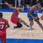 Fotografía de archivo en la que se registró a OG Anunoby (d), de los Knicks de Nueva York, durante un partido de la NBA contra los Heat de Miami, en el coliseo Madison Esquare Garden de Manhattan (Nueva York, EE.UU.). EFE/Ángel Colmenares