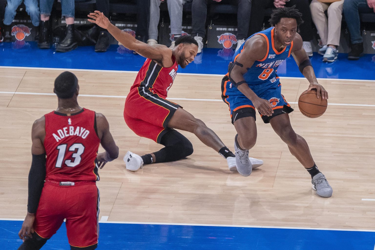 Fotografía de archivo en la que se registró a OG Anunoby (d), de los Knicks de Nueva York, durante un partido de la NBA contra los Heat de Miami, en el coliseo Madison Esquare Garden de Manhattan (Nueva York, EE.UU.). EFE/Ángel Colmenares