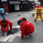Activistas de la organización ambiental Greenpeace protestan en contra de la contaminación de los mares con plástico, este viernes en la Ciudad de México (México). EFE/Sáshenka Gutiérrez