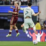 Yeferson Soteldo (i) de Venezuela y Jorge Sánchez (d) de México van a encabezar durante el partido de la Copa América. CENA EFE/EPA/ALLISON