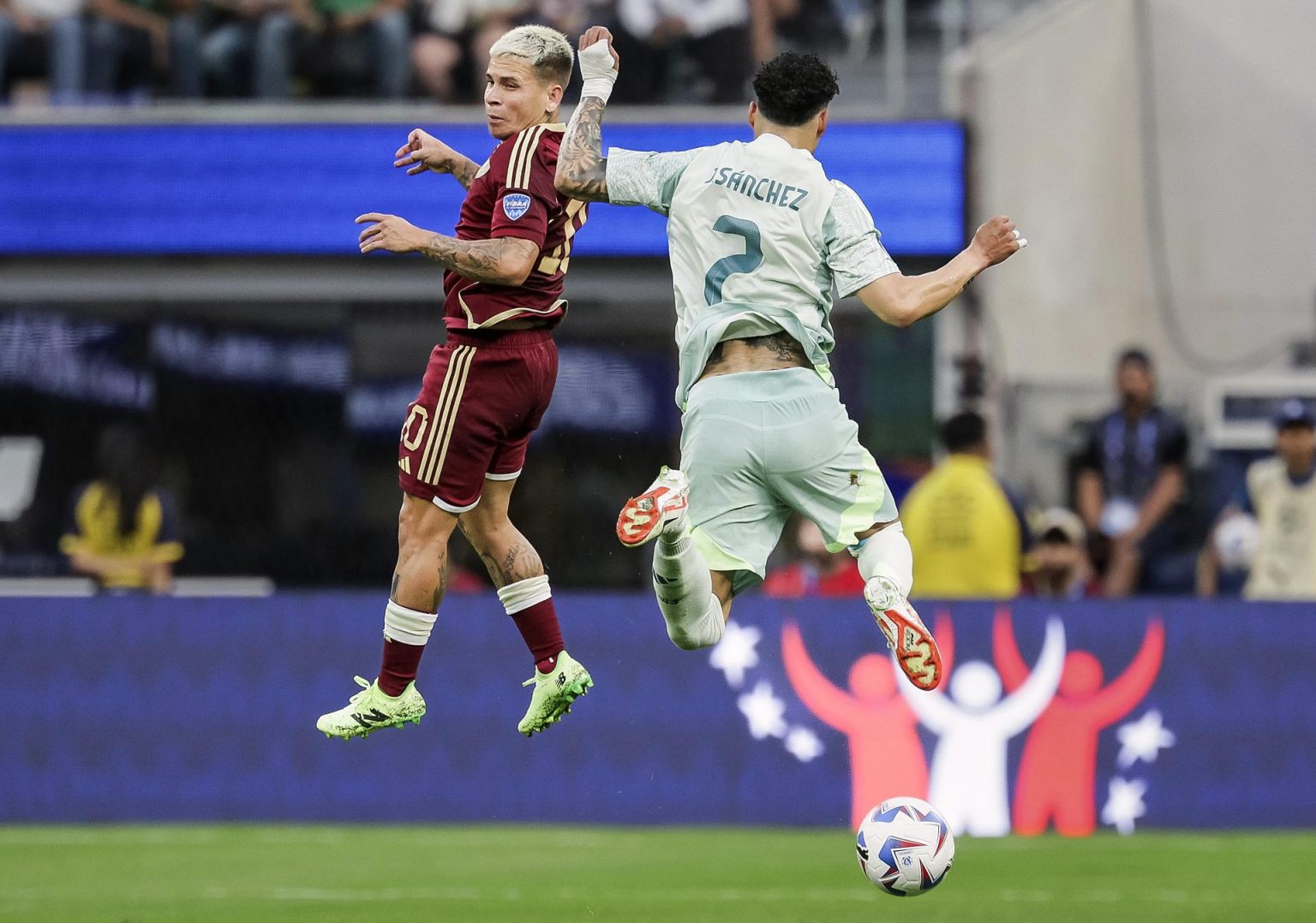 Yeferson Soteldo (i) de Venezuela y Jorge Sánchez (d) de México van a encabezar durante el partido de la Copa América. CENA EFE/EPA/ALLISON