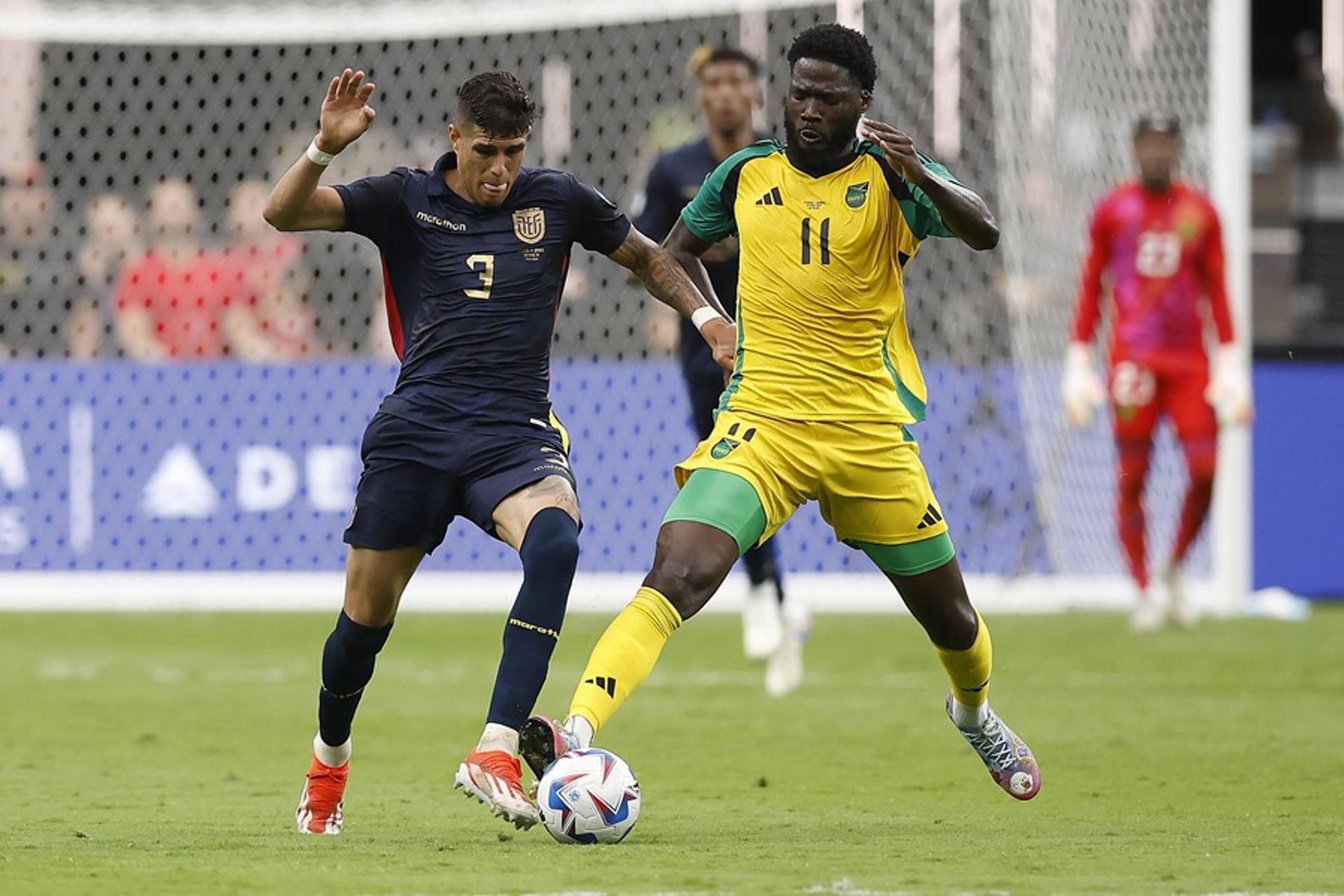 Piero Hincapie (i), defensor de Ecuador, y Shamar Nicholson (d), delantero de Jamaica en la Copa América 2024. EFE/EPA/CAROLINE BREHMAN
