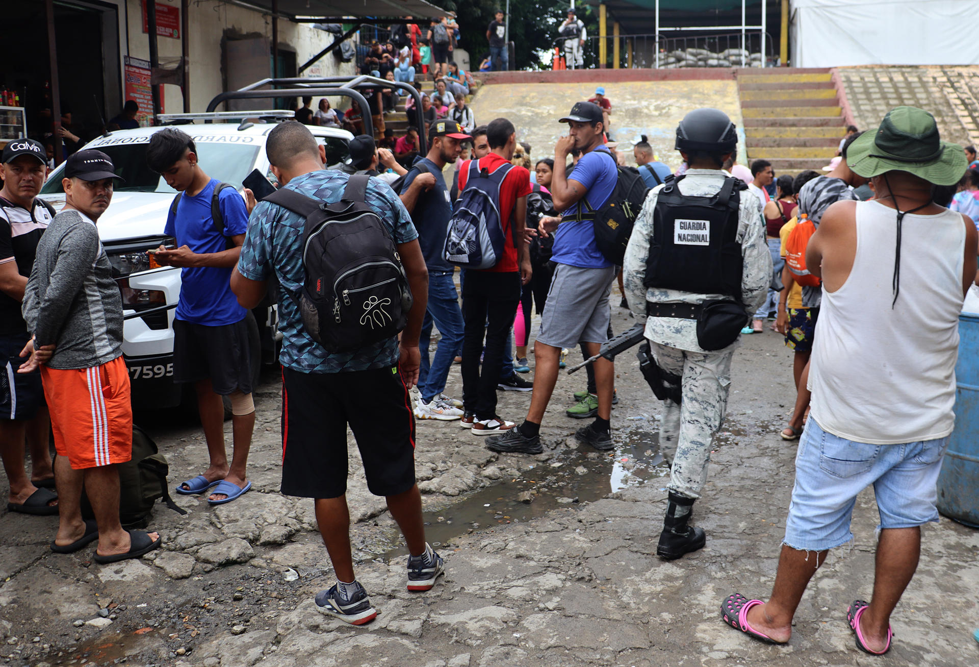 Migrantes permanecen en las inmediaciones del río Suchiate este miércoles, en la ciudad de Tapachula en el estado de Chiapas (México). EFE/ Juan Manuel Blanco
