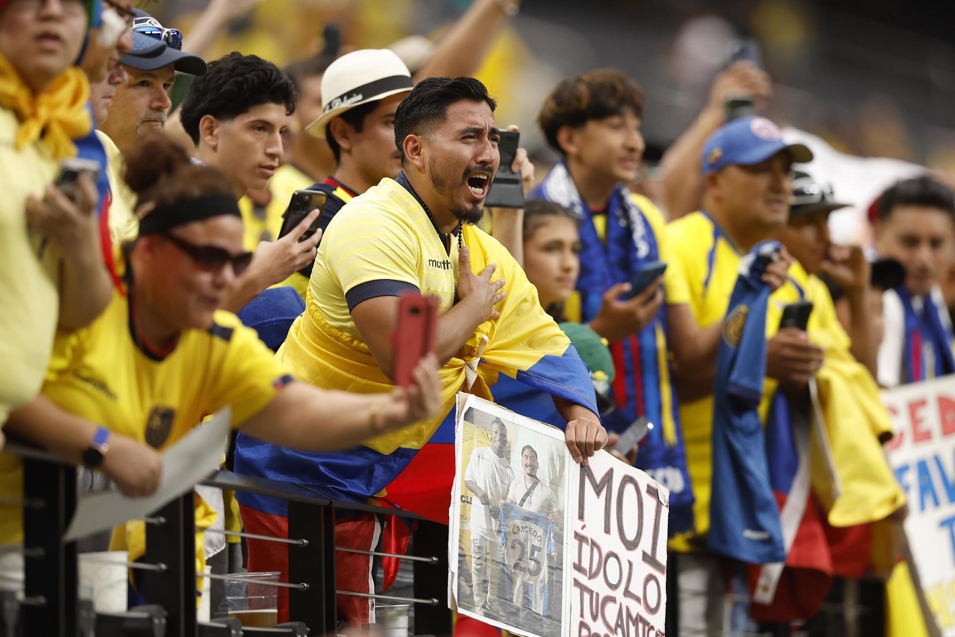 Aficionados ecuatorianos tiñeron este miércoles de amarillo gran parte de las 65.00 asientos del Allegiant Stadium de Las Vegas (Nevada) para el crucial partido de la Tri frente a Jamaica de la segunda jornada de la fase de grupos de la Copa América. EFE/EPA/CAROLINE BREHMAN
