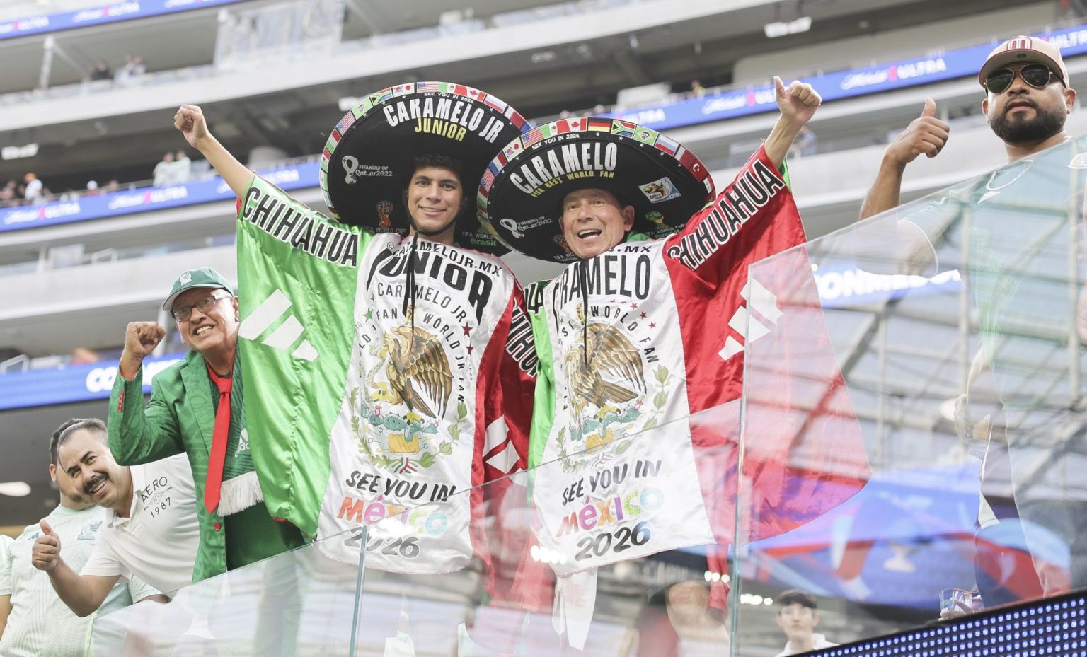 Los partidarios de México reaccionan en las gradas antes del inicio del partido de fútbol del grupo B de la Copa América 2024. CENA EFE/EPA/ALLISON