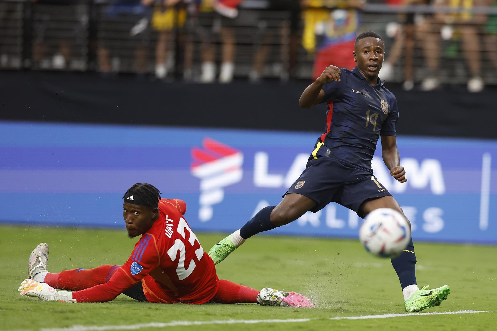 El atacante ecuatoriano Alan Minda (i) fue registrado este miércoles, 26 de junio, al anotarle un gol al guardameta jamaiquino Jahmali Waite (d), durante un partido del grupo B de la Copa América 2024, en el estadio Allegiant de Las Vegas (Nevada, EE.UU.). EFE/Caroline Brehman
