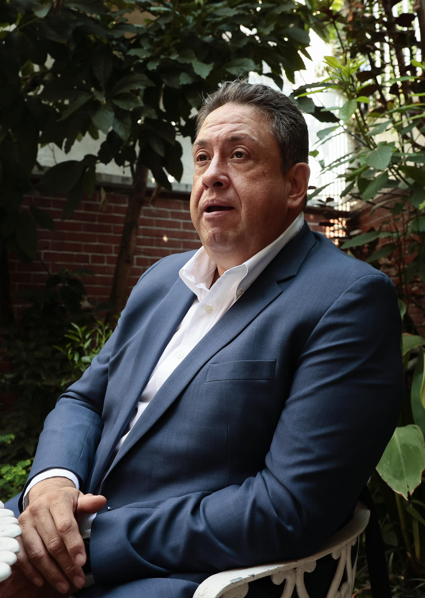 El escritor Carlos Silva, coautor del libro 'La silla embrujada', habla durante una entrevista con EFE, el 7 de junio de 2024, en la Ciudad de México (México). EFEJosé Méndez
