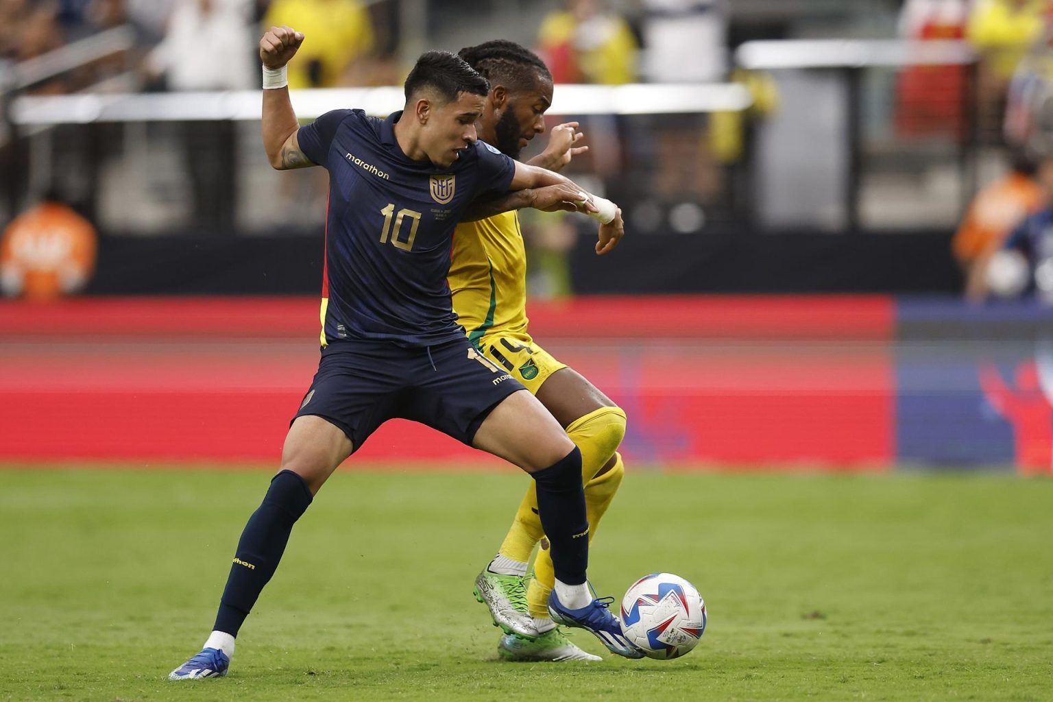 El centrocampista ecuatoriano Kendry Páez (i) fue registrado este miércoles, 26 de junio, al disputar un balón con el volante jamaiquino Kasey Palmer (d), durante un partido del grupo B de la Copa América 2024, en el estadio Allegiant de Las Vegas (Nevada, EE.UU.). EFE EFE/Caroline Brehman