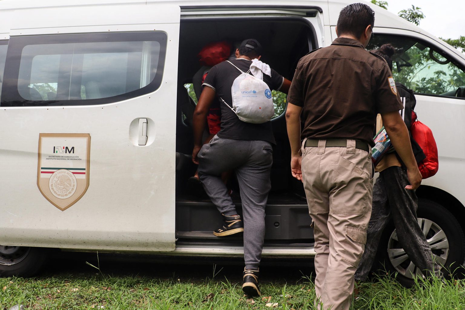 Migrantes reciben ayuda del personal del Instituto Nacional de Migración (INM). Imagen de archivo. EFE/ Juan Manuel Blanco