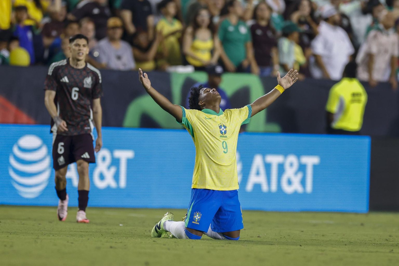 El delantero brasileño Endrick Sousa reacciona tras derrotar a México durante un partido amistoso internacional de fútbol. EFE/EPA/ADAM DAVIS