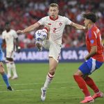 El defensa canadiense Alistair Johnston (c) fue registrado este sábado, 29 de junio, al disputar un balón con el defensa chileno Igor Lichnovsky (3-d), durante el partido de cierre del grupo A de la Copa América 2024, en el estadio Inter&Co de Orlando (Florida, EE.UU.). Canadá empató 0-0 con Chile y avanzó, en su debut en el torneo, a los cuartos de final. EFE/Miguel Rodríguez