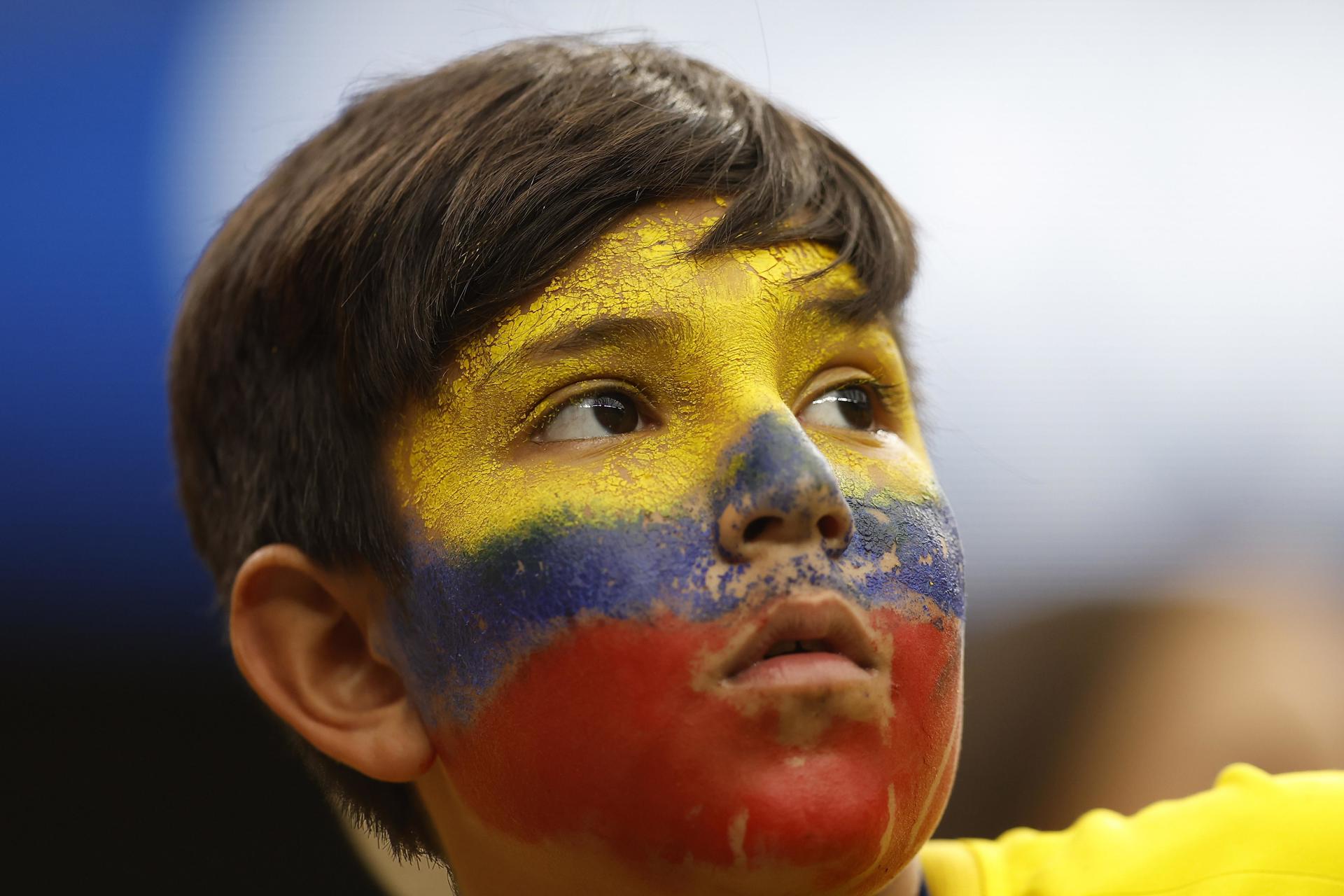 Un niño luce expectante en su rostro los colorers de la bandera de Ecuador, este miércoles, antes del partido de Copa América de Estados Unidos frente a Jamaica en el Allegiant Stadium de Las Vegas (Nevada). EFE/EPA/CAROLINE BREHMAN
