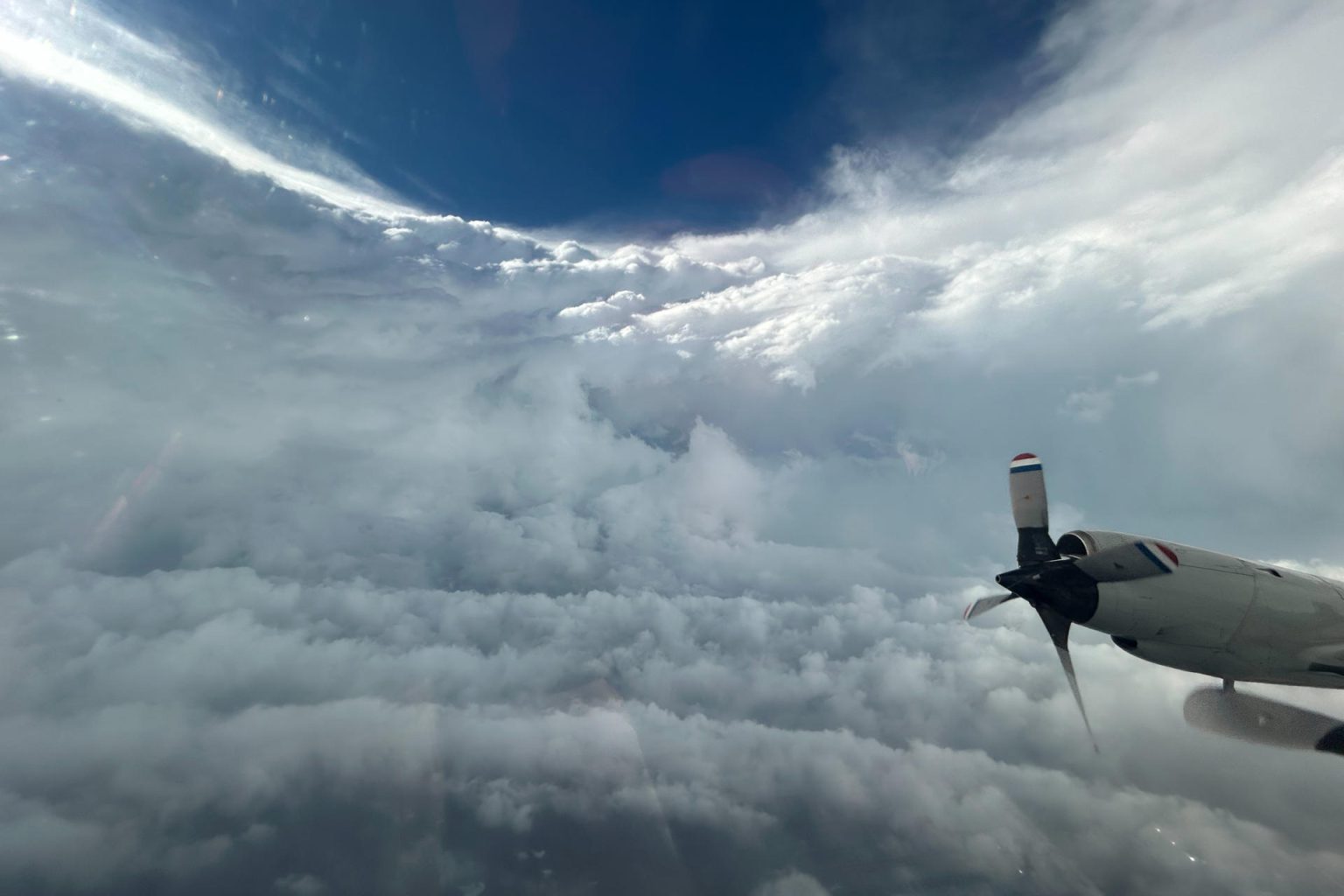 Fotografía divulgada este martes por el Centro de Operaciones de Aeronaves (AOC) de La Oficina Nacional de Administración Oceánica y Atmosférica (NOAA) tomada desde un avión caza huracanes mientras se adentra en el ojo del huracán Beryl durante su paso por El Caribe. EFE/NOAA /SOLO USO EDITORIAL/SOLO DISPONIBLE PARA ILUSTRAR LA NOTICIA QUE ACOMPAÑA (CRÉDITO OBLIGATORIO)