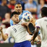 El defensa uruguayo Ronald Araujo (atrás) fue registrado este lunes, 1 de julio, al disputar un balón con el atacante estadounidense Ricardo Pepi, durante el partido final del grupo C de la Copa América 2024, en el estadio Arrowhead de Kansas City (Misuri, EE.UU.). EFE/William Purnell