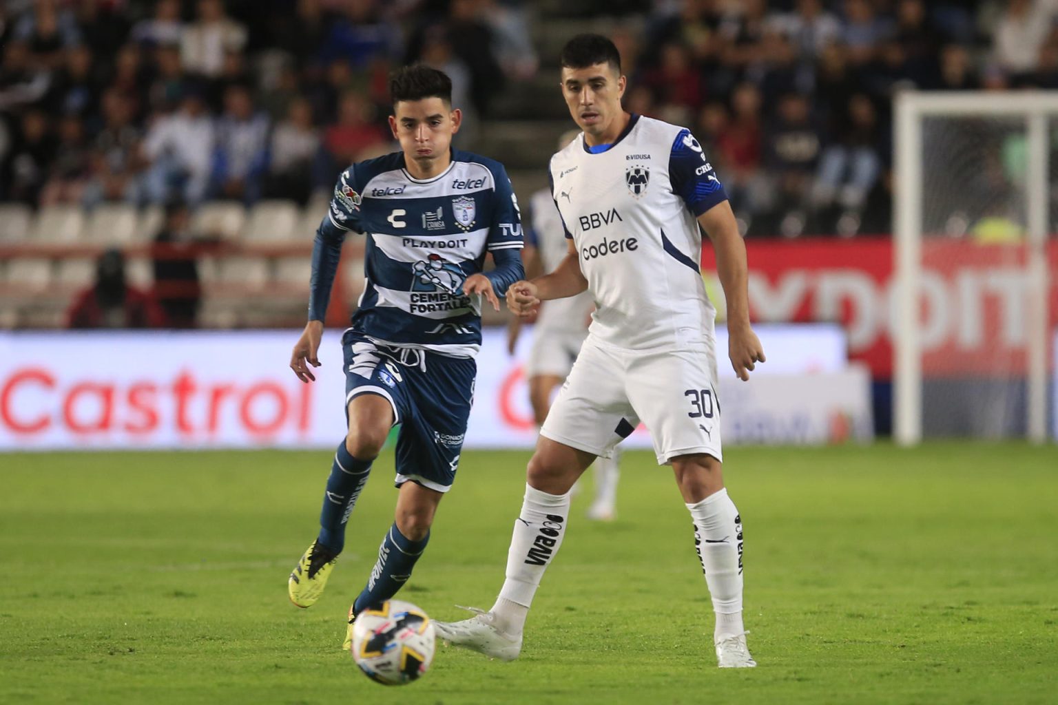 Pedro Pedraza de Pachuca (i) disputa este domingo el balón con Jorge Agustín Rodríguez de Monterrey (d) durante un partido de la primera jornada del torneo Apertura mexicano en el estadio Hidalgo. EFE /David Martínez Pelcastre