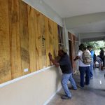 Habitantes del municipio de Felipe Carrillo Puerto refuerzan sus viviendas el jueves, en Quintana Roo (México). EFE/ Alonso Cupul