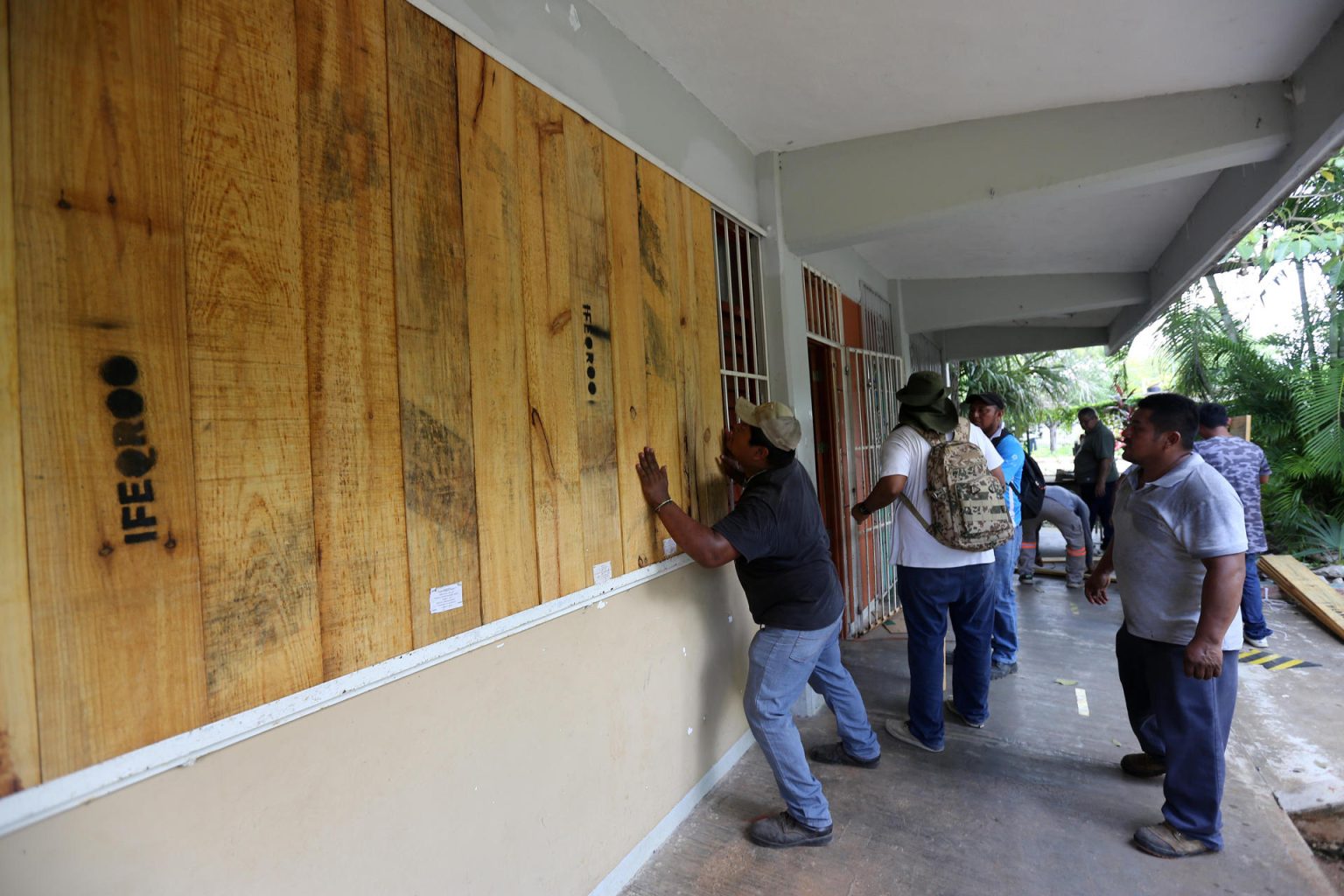 Habitantes del municipio de Felipe Carrillo Puerto refuerzan sus viviendas el jueves, en Quintana Roo (México). EFE/ Alonso Cupul