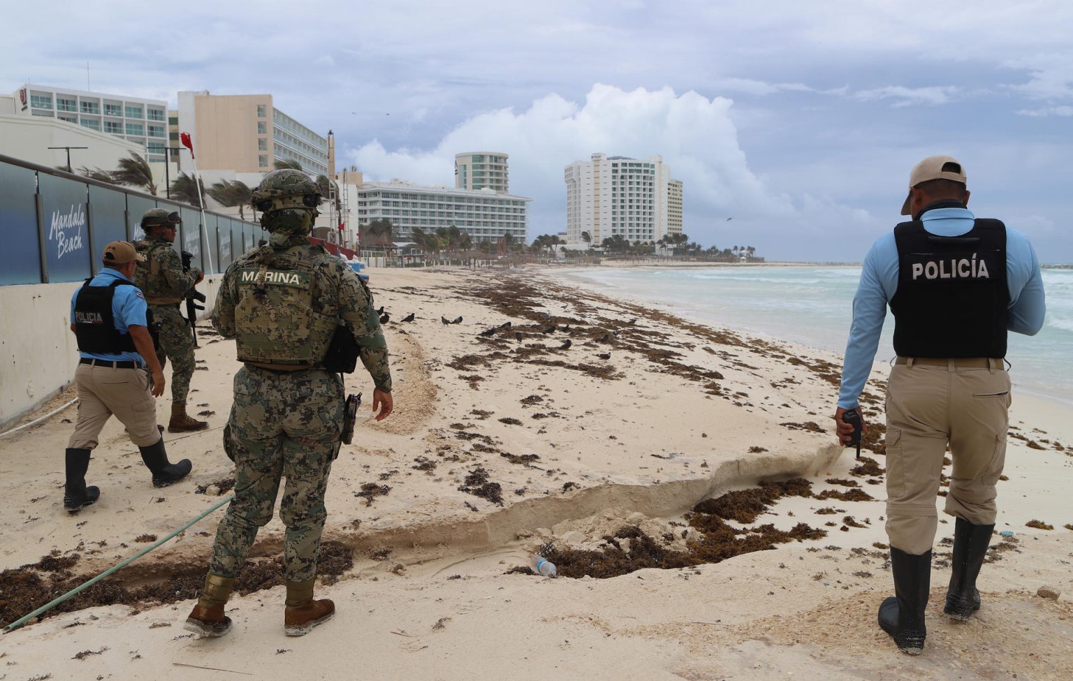 Personal de Protección Civil, Ejercito Mexicano y Policías del Estado realizan rondas de vigilancia este viernes, en playas de Tulum en Quintana Roo (México). EFE/Lourdes Cruz